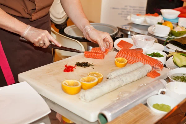 Chef preparing sushi in the kitchen — Stock Photo, Image