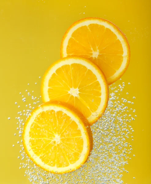 Färsk apelsin föll i vattnet — Stockfoto