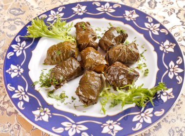 Asma (dolmades bir tabakta pilav ile doldurulmuş bırakır)