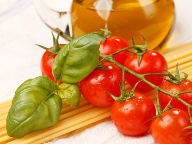 makarna, zeytinyağı ve ahşap arka plan domates