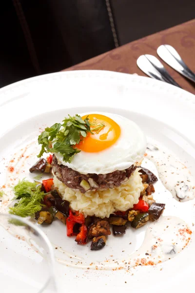 Beef burger with egg and potatoes — Stock Photo, Image
