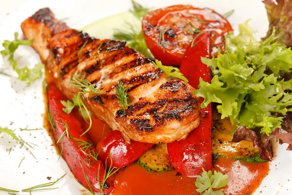 Steak de saumon aux légumes — Photo