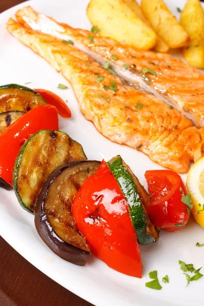 Filete de salmón con verduras asadas — Foto de Stock