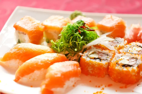 Sushi op tafel — Stockfoto