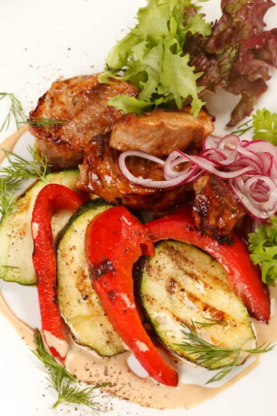 Vlees met gegrilde groenten — Stockfoto