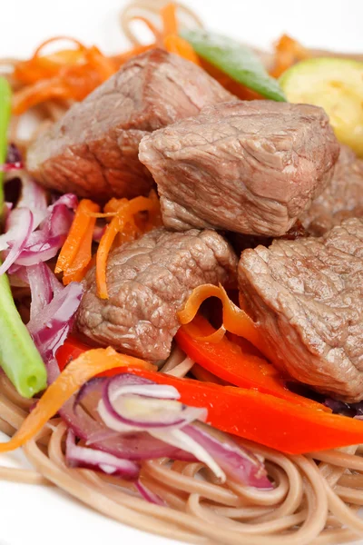 Мясо с овощами и лапшой — стоковое фото
