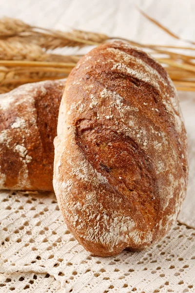 Färskt bröd på bordet — Stockfoto