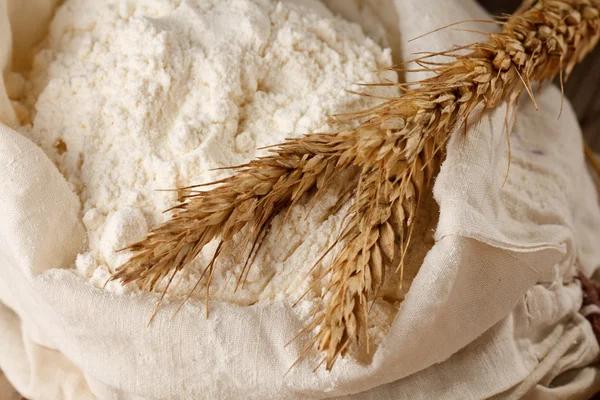 Ціле борошно з пшеничними вухами — стокове фото