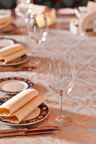 Skleničky na víno na stole — Stock fotografie