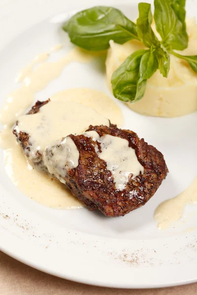 Beef steak with potatoes — Stock Photo, Image