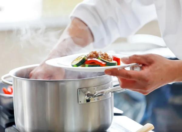 Chef preparando alimentos — Fotografia de Stock