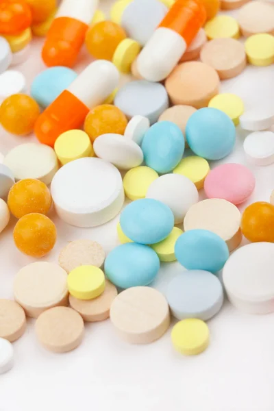 Comprimidos coloridos con cápsulas —  Fotos de Stock