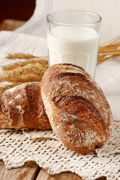Friss kenyér az asztalon. — Stock Fotó