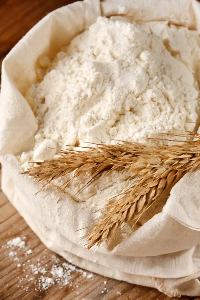 Farina intera con spighe di grano — Foto Stock
