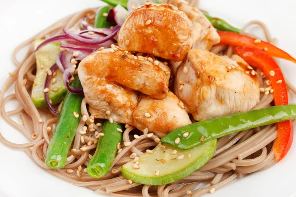 Chicken with noodles and vegetables — Stock Photo, Image