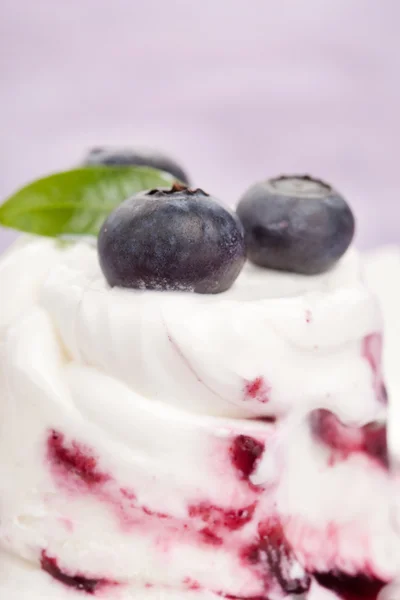Ice cream with blueberries — Stock Photo, Image