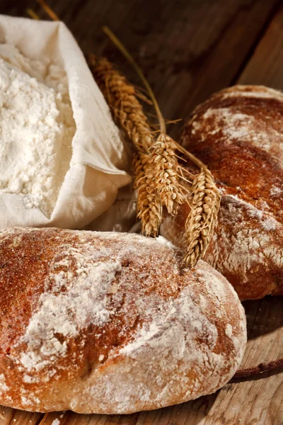 Pão fresco na mesa — Fotografia de Stock