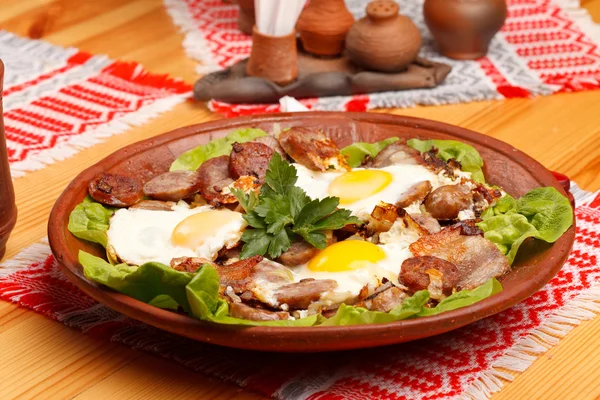 Колбаса и яйца на завтрак — стоковое фото