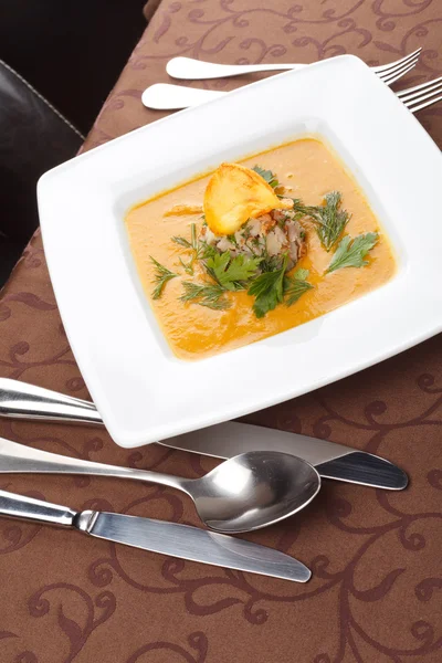 Kremalı çorba, pilav ve patates cipsi — Stok fotoğraf
