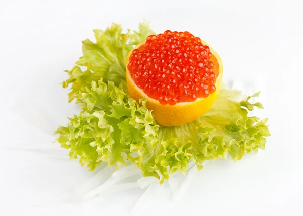 Kaviar serveras på färsk citron — Stockfoto