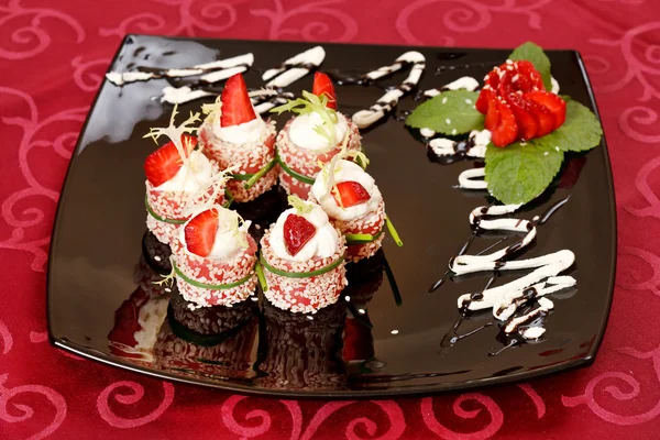 Tiramisu Sushi Roll adornado con fresa y menta —  Fotos de Stock