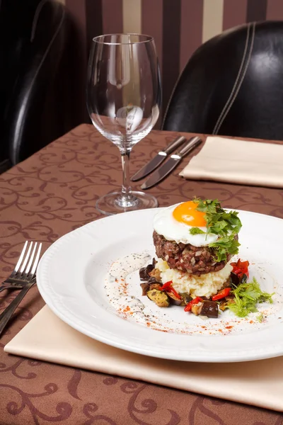Rindfleisch-Burger mit Ei und Kartoffeln — Stockfoto