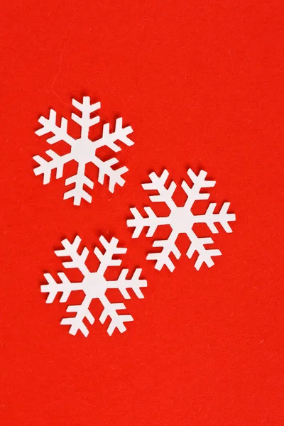 เกล็ดหิมะบนพื้นหลังสีแดง — ภาพถ่ายสต็อก
