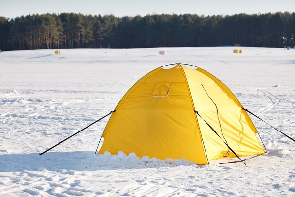 Touristisches Zelt in einer winterlichen Ebene — Stockfoto