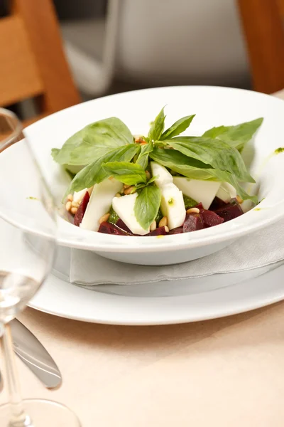 Salada com beterraba e manjericão — Fotografia de Stock