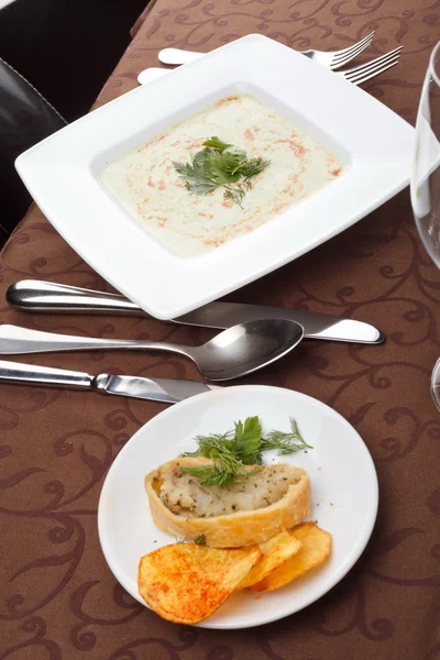 Sopa de crema de espinacas con papas fritas y pastel de pescado —  Fotos de Stock