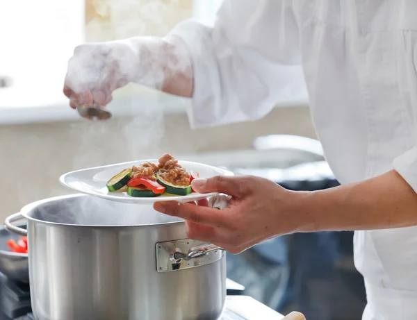 Kocken förbereder mat — Stockfoto