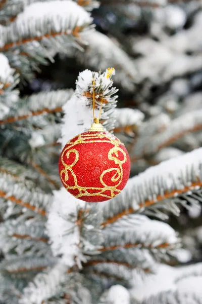 Рождественский бал на елке — стоковое фото