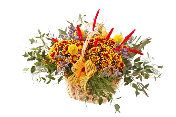 Bellissimi fiori in un cesto — Foto Stock