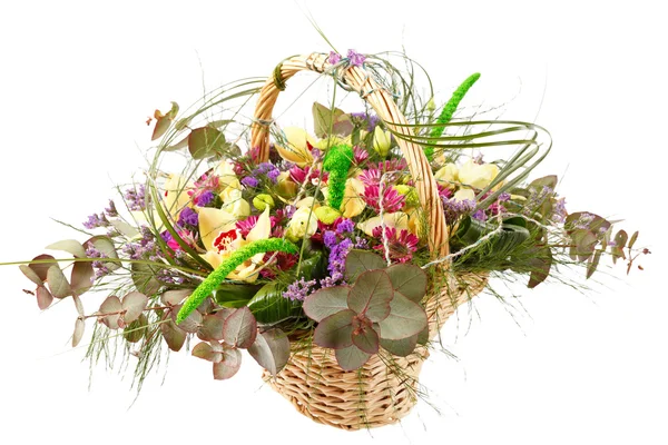Hermosas flores en una cesta — Foto de Stock