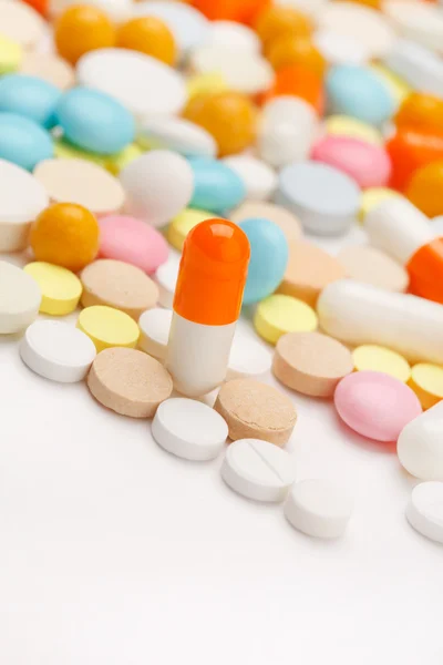 Färgglada tabletter med kapslar — Stockfoto