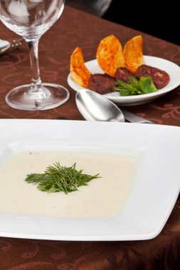 kremalı çorba, patates cipsi ve siyah puding