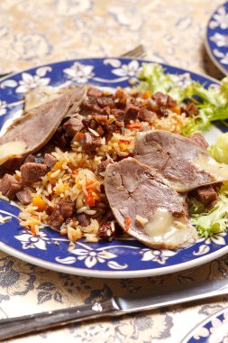 Özbek Milli çanak - plov at eti ile