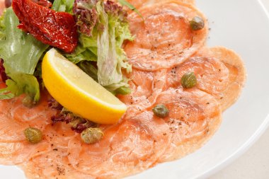 balığı carpaccio salata