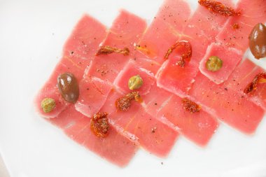 balığı carpaccio ile zeytin ana salata