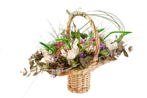 Hermosas flores en una cesta —  Fotos de Stock