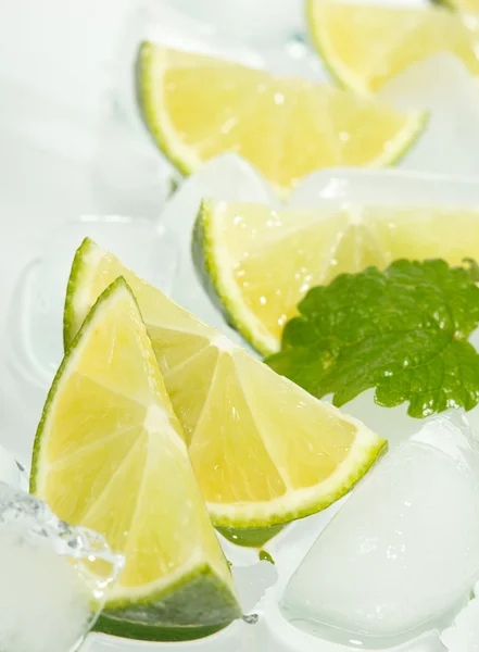 Limes and ice cubes — Stock Photo, Image