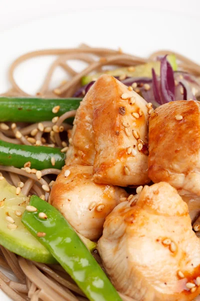 नूडल्स आणि भाज्यांसह चिकन — स्टॉक फोटो, इमेज