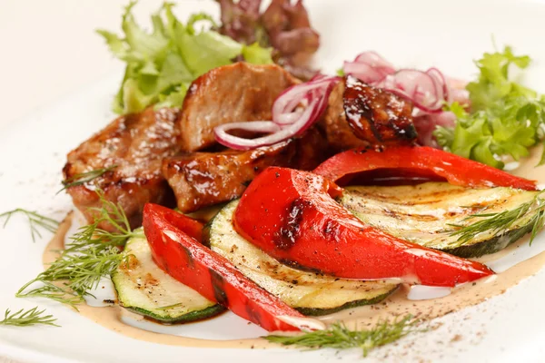 Meat with grilled vegetables — Stock Photo, Image