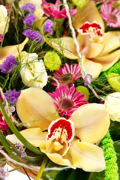 Belles fleurs dans un panier — Photo