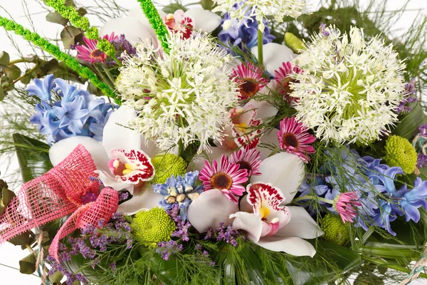 Красивые цветы в корзине — стоковое фото