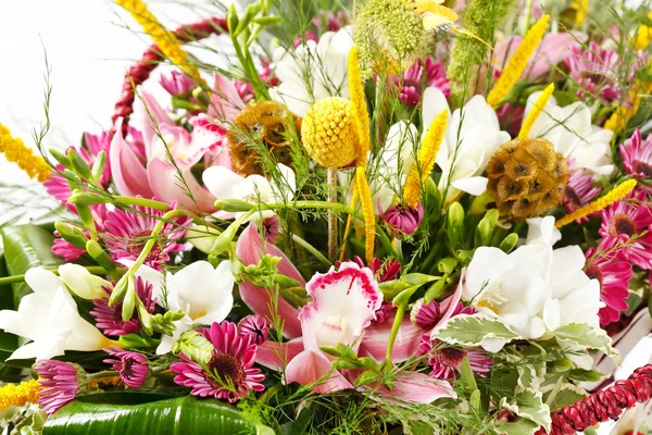 Virágok a kosárban — Stock Fotó