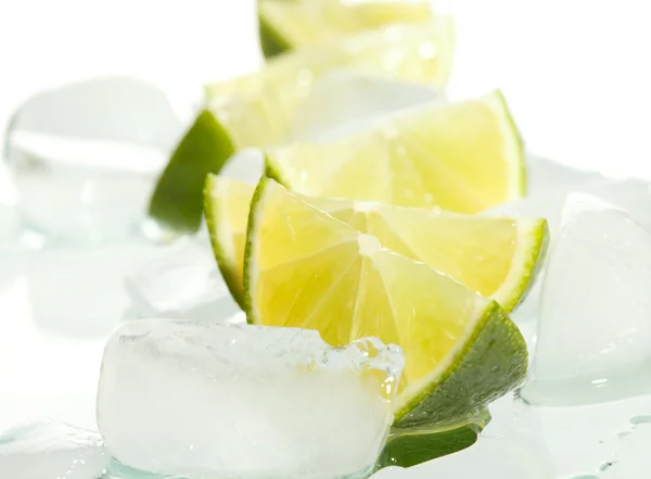 Limes en ijsblokjes — Stockfoto