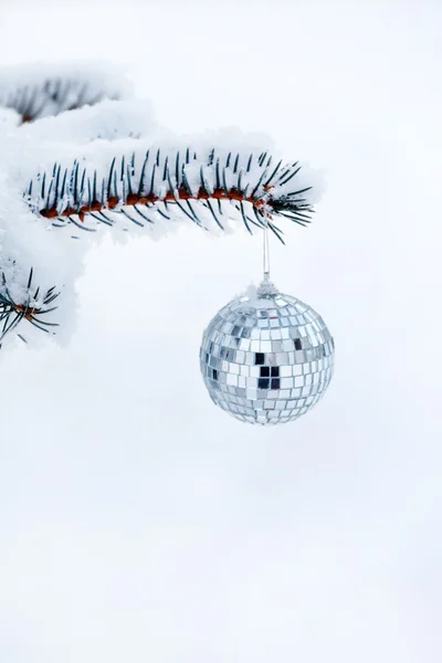 Jul boll på fir — Stockfoto