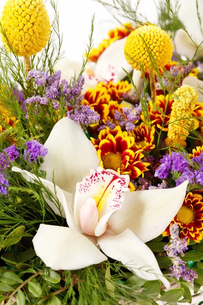Belles fleurs dans le panier — Photo