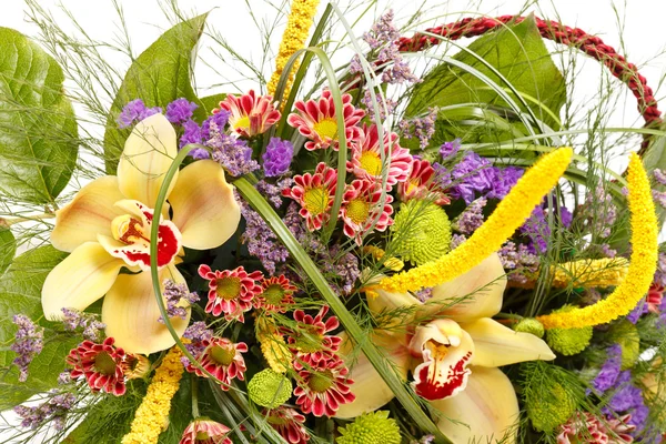 Hermosas flores en la cesta — Foto de Stock